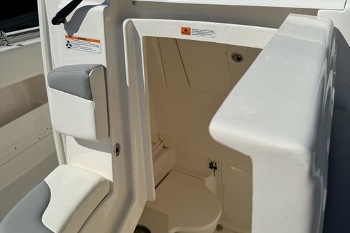 Robalo R302-CENTER-CONSOLE image