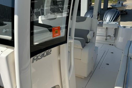 Robalo R302-CENTER-CONSOLE image