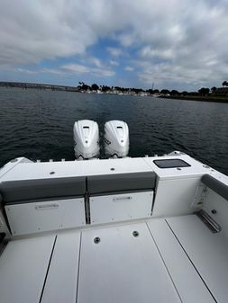 Everglades 335 Center Console image