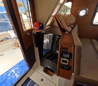 Ranger-tugs R-31-COMMAND-BRIDGE- image