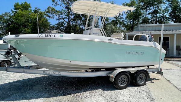 Robalo R200 Center Console 