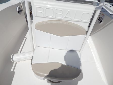 Robalo R200-CENTER-CONSOLE image