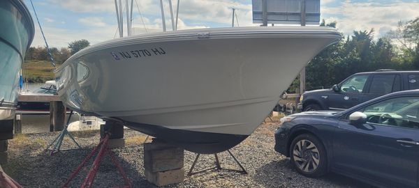 Sportsman Island Reef 19 Center Console image