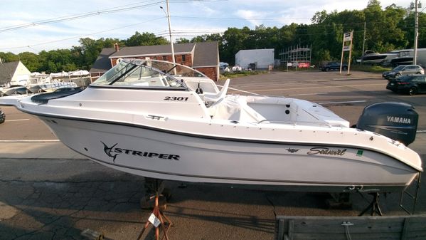 Seaswirl Striper 2301 Dual Console O/B image