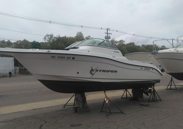 Seaswirl Striper 2301 Dual Console O/B image