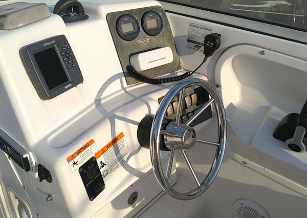 Seaswirl Striper 2301 Dual Console O/B image