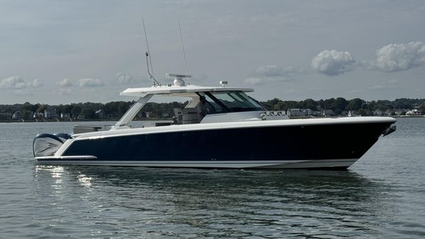 Tiara Yachts 43 LS 