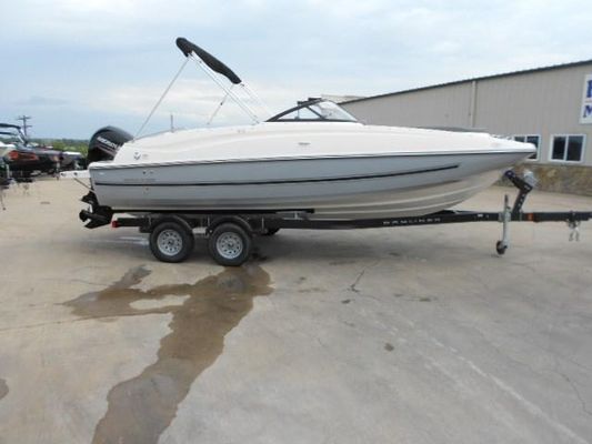 Bayliner 210 Deck Boat - main image