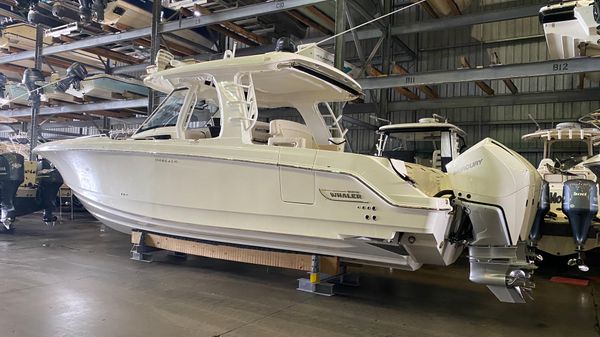 Boston Whaler 350 Realm