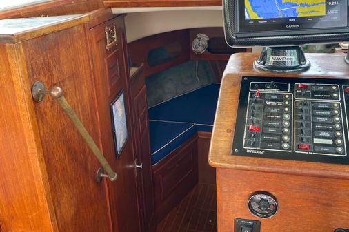 Cape Dory 28 Flybridge image