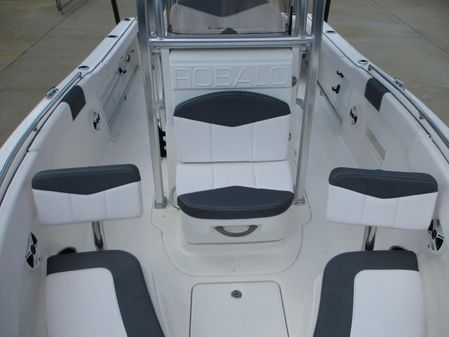 Robalo R222-CENTER-CONSOLE image