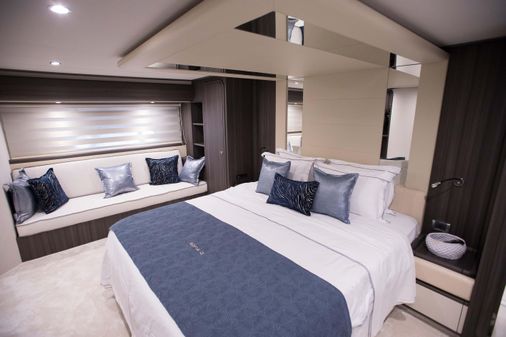 Ferretti Yachts 760 image