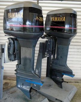 Yamaha Outboards 250HP 30 INCH SHAFT .. CARBURETED.. 2-STROKE OUTBOARD MOTORS ... THESE ENGINES ARE BEING SOLD AS-IS  image