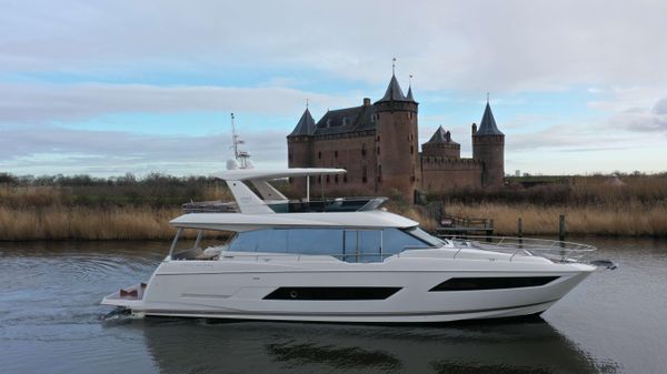 Prestige 680 Flybridge