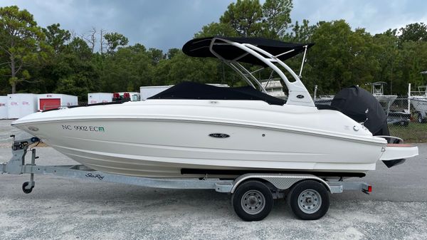 Sea Ray 220 Sundeck 